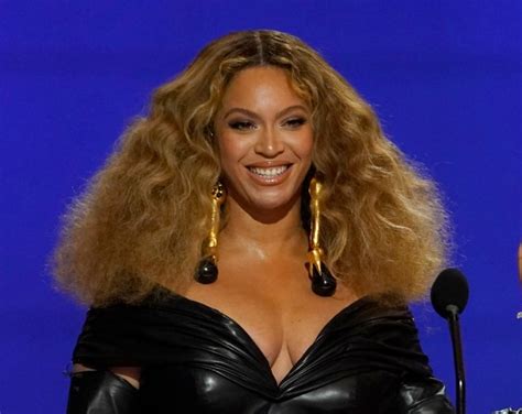 Beyonce strips naked and mounts horse for stunning。